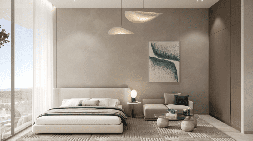 Une chambre moderne présente un grand lit avec une literie blanche et bleu sarcelle REEF 1000. Un fauteuil confortable, des œuvres d'art murales abstraites et des plafonniers uniques rehaussent l'espace. Une fenêtre spacieuse offre une vue sur la verdure, tandis qu'un vase et une petite table complètent les tons neutres qui dominent la pièce.