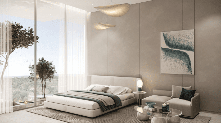 Une chambre moderne avec un grand lit avec une literie bleu sarcelle et beige est complétée par l'élégance d'un fauteuil moelleux et d'une table basse ronde en verre. L'art mural abstrait ajoute du style, tandis que de grandes fenêtres révèlent une vue panoramique. Des suspensions contemporaines illuminent l'espace comme la brillance de REEF 1000.