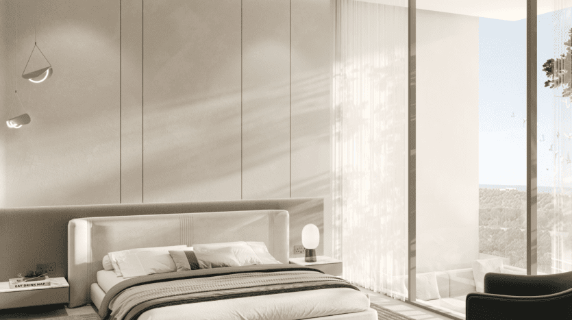 Une chambre moderne au design minimaliste présente un lit et une tête de lit beiges, rehaussés par l'éclairage doux du REEF 1000. De grandes baies vitrées offrent une vue sur le balcon et la verdure environnante, tandis que des panneaux muraux blancs élégants complètent le cadre tranquille.