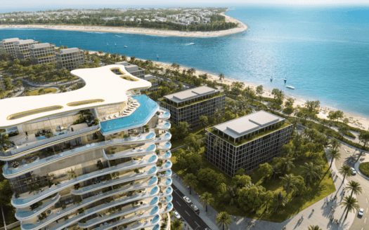 Vista aerea del lussuoso resort Beach Walk Grand con la sua esclusiva piscina sul tetto che si affaccia sull'oceano. Le palme e il verde circostanti esaltano lo scenario mozzafiato. La costa si incurva con grazia, con acque limpide e blu e piccole imbarcazioni sparse tutt'intorno.