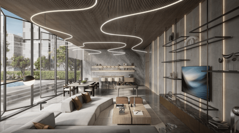 Un salon moderne avec un plafond en bois élégant et des lumières LED ondulées, semblables au design élégant des résidences de Parkway. Il comprend un grand canapé d'angle, une télévision murale et des baies vitrées présentant une piscine extérieure et un jardin. Des étagères avec des objets décoratifs bordent un mur.