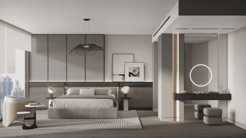 Une chambre moderne avec un grand lit avec une tête de lit beige et une literie blanche. Il y a un miroir rond et une coiffeuse sur la droite. Un éclairage doux et des tons neutres créent une ambiance chaleureuse. Un paysage urbain est visible à travers la fenêtre de gauche.