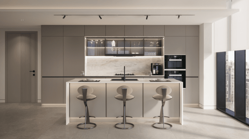 Cuisine moderne au design minimaliste. Comprend un îlot central avec trois tabourets de bar, un four intégré, une cuisinière et des armoires éclairées. Palette de couleurs neutres avec armoires grises, dosseret en marbre et grandes fenêtres offrant une vue sur la ville.