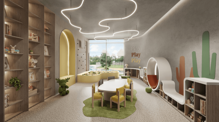 Une salle de jeux moderne pour enfants avec des étagères en bois remplies de livres, une table et des chaises colorées, des structures de jeu et un éclairage incurvé au plafond. Grande fenêtre en arrière-plan avec vue sur la verdure. Les murs sont décorés de manière ludique.