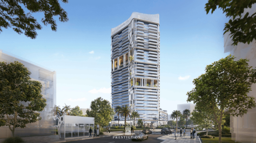 Un gratte-ciel moderne avec une façade en verre épurée se dresse au milieu de la verdure et des palmiers. Le ciel clair projette des reflets sur le bâtiment, tandis que quelques personnes se promènent le long de la promenade adjacente. La partie inférieure de la structure affiche fièrement un panneau indiquant « Prestige One ».