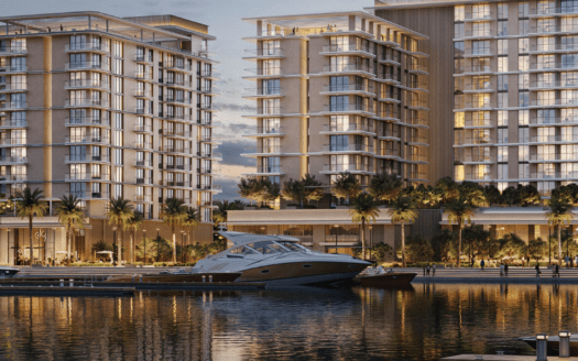 A Marina Place, una lussuosa scena di fronte al mare al tramonto mette in evidenza moderni grattacieli illuminati con ampi balconi, palme lussureggianti e un elegante yacht ormeggiato nelle acque calme. Il cielo è dolcemente illuminato dal caldo bagliore del sole al tramonto.