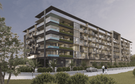 Un moderno edificio di sei piani con balconi in vetro e verde. Una persona cammina lungo il sentiero e un'auto è parcheggiata nelle vicinanze. La scena si svolge sotto un cielo nuvoloso ed è circondata da alberi e cespugli.
