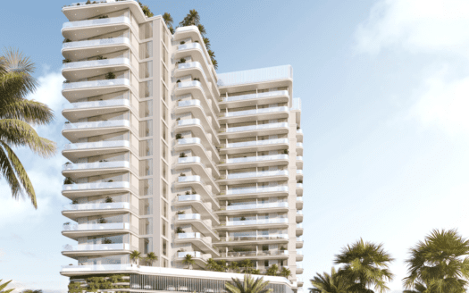Un moderno condominio a più piani con balconi curvi è circondato da palme sotto un cielo azzurro e limpido. Il design di Cove Edition 4 è caratterizzato da toni bianchi e beige, con piante verdi visibili sui balconi.