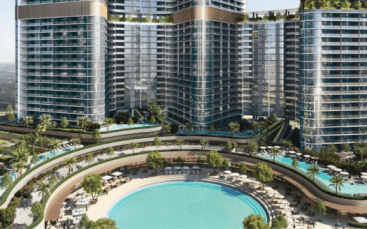 Vue aérienne du complexe hôtelier de luxe moderne Skyvue, composé de trois tours de grande hauteur. En contrebas, une piscine circulaire est entourée d'un aménagement paysager luxuriant, de chaises longues et de parasols. Les tours disposent de balcons et de verdure sur les terrasses, incarnant l'essence de l'élégance et de la tranquillité.