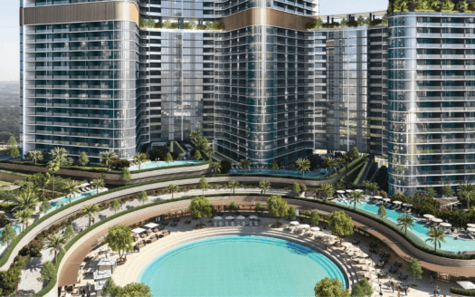 Veduta aerea del moderno complesso alberghiero di lusso Skyvue, composto da tre grattacieli. In basso, una piscina circolare è circondata da un paesaggio lussureggiante, lettini e ombrelloni. Le torri presentano balconi e verde sulle terrazze, incarnando l'essenza dell'eleganza e della tranquillità.