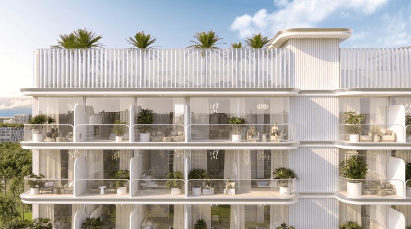 Immeuble moderne de plusieurs étages avec de grands balcons en verre, des plantes vertes luxuriantes et des sièges extérieurs. Le jardin sur le toit avec des palmiers donne à la Cove Edition 6 de Imtiaz un air de station balnéaire par une journée ensoleillée avec un ciel bleu et des nuages.