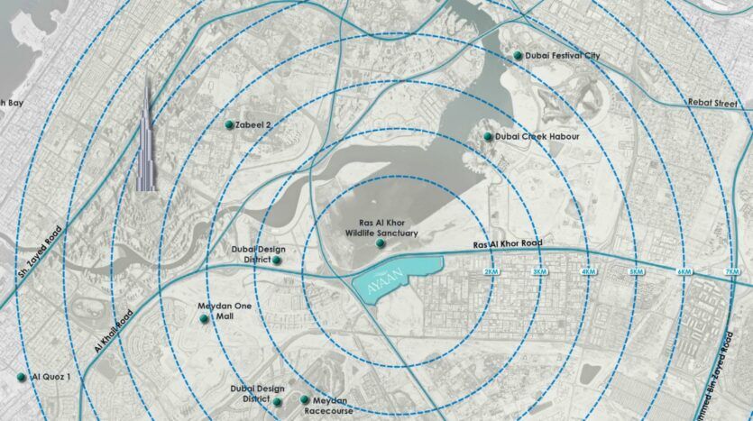 Une carte numérique de Dubaï montre des cercles concentriques bleus centrés sur le Ras Al Khor Wildlife Sanctuary, mettant en évidence Ayaan Heights 1 par IGO ainsi que des zones proches telles que Dubai Design District, Meydan Racecourse, et Dubai Festival City.