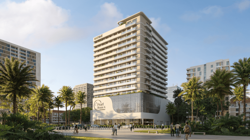 Un grand hôtel moderne avec des balcons, appelé "Pearl House", est entouré de palmiers et d'autres bâtiments. Des gens se promènent et se rassemblent au premier plan par une journée ensoleillée.