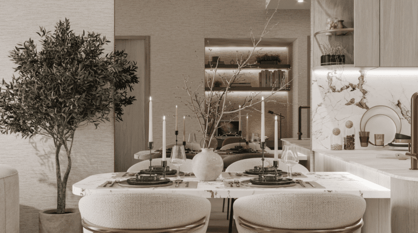 Salle à manger moderne avec une table en marbre pour quatre personnes, des chaises rembourrées neutres, de grands chandeliers, des branches décoratives dans un vase, des étagères ouvertes avec de la décoration et un arbre en pot à côté de la table.