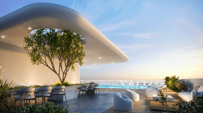 Terrasse moderne sur le toit au coucher du soleil avec une architecture blanche incurvée, un grand arbre, des chaises longues, des tables à manger, des plantes et une piscine lumineuse surplombant l'horizon de la ville.