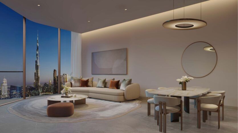 Salon et salle à manger modernes avec mobilier contemporain, éclairage doux, grandes fenêtres montrant la ligne d'horizon de la ville au crépuscule avec la Burj Khalifa et la Sol Luxe Tower visibles, table de salle à manger ronde, art mural et miroir circulaire.
