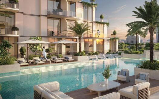 Questo complesso di appartamenti moderni con balcone si affaccia su una lussuosa piscina all'aperto circondata da lettini, ombrelloni, palme e verde. Quando il sole tramonta, le persone si rilassano e si siedono vicino all'acqua.
