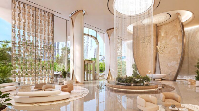 Le luxueux hall d'entrée de l'hôtel Breez by Danube Maritime City présente de hauts plafonds, d'élégants sièges incurvés, de grandes fenêtres, des plantes d'intérieur et des luminaires en cascade. Des tons neutres et doux et des lignes fluides créent une atmosphère spacieuse et sophistiquée.