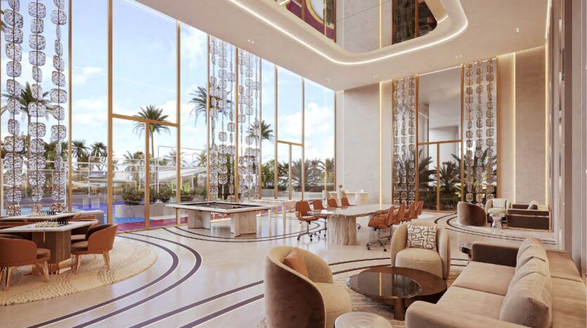 Le salon moderne et spacieux du Breez by Danube Maritime City présente de hauts plafonds, des fenêtres allant du sol au plafond, des sièges élégants, des tables rondes et des panneaux décoratifs. Des palmiers et une piscine brillent dans ce décor ensoleillé.
