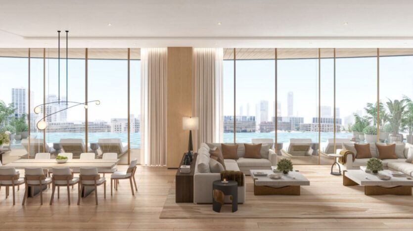 Salon et salle à manger modernes et spacieux de l'Edition, avec de grandes fenêtres allant du sol au plafond, un décor neutre, un parquet en bois clair, un mobilier élégant et une vue imprenable sur la ville en arrière-plan.