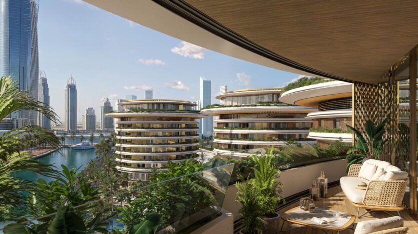 Le balcon moderne de l'Edition, équipé de chaises tressées, d'une petite table et de plantes luxuriantes, donne sur des bâtiments futuristes aux formes arrondies et sur la ligne d'horizon de la ville, remplie de hauts gratte-ciel sous un ciel bleu.
