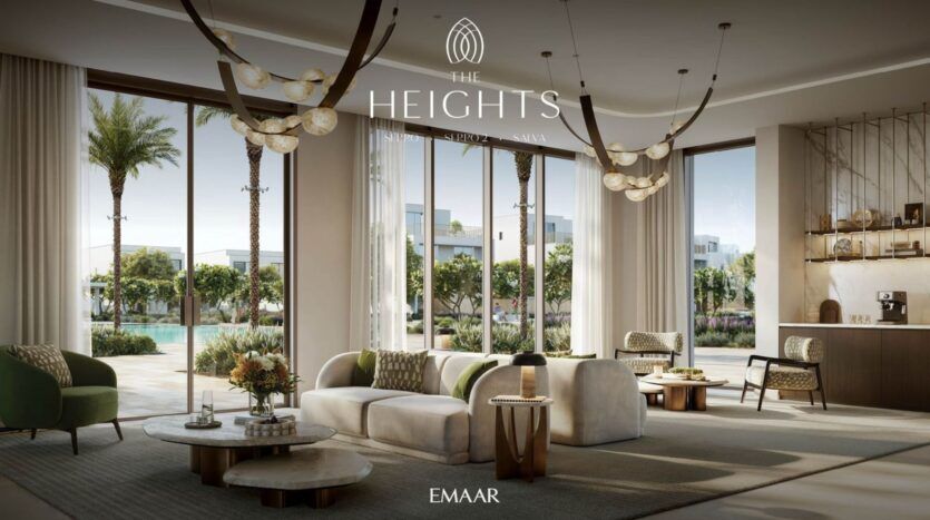 Un salon moderne et élégant à The Heights avec de grandes fenêtres donnant sur une piscine et des palmiers. L'espace comprend des canapés aux tons neutres, des fauteuils, des tables basses, des lampes suspendues et une élégante station de café.