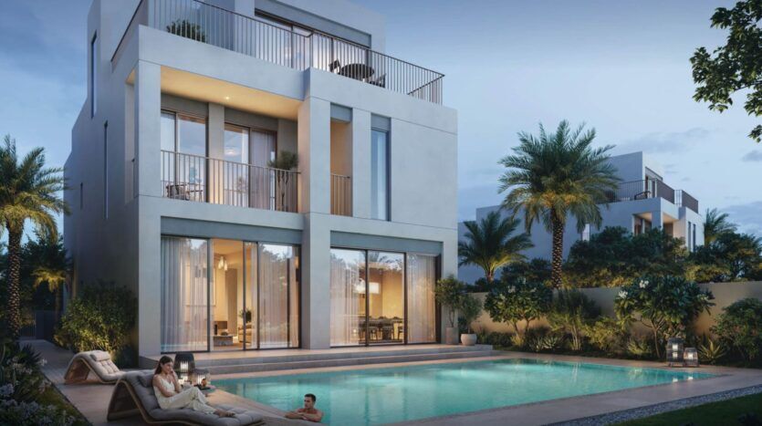Villa moderne de trois étages à The Heights avec de grandes fenêtres, des balcons et une piscine à l'avant. Deux personnes se détendent sur des chaises longues au bord de la piscine tandis qu'une autre nage. Des plantes tropicales et des palmiers entourent la propriété au crépuscule.