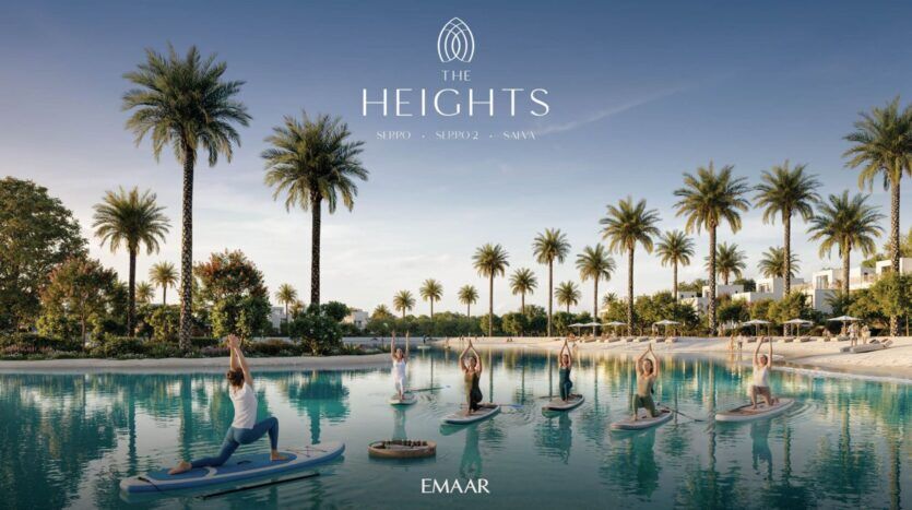 Un groupe pratique le yoga sur des planches à pagaie dans un lagon tropical calme, entouré de palmiers et de villas modernes, avec les logos de The Heights et d'Emaar affichés au-dessus. Faites l'expérience du bien-être et de la sérénité au cœur de The Heights.