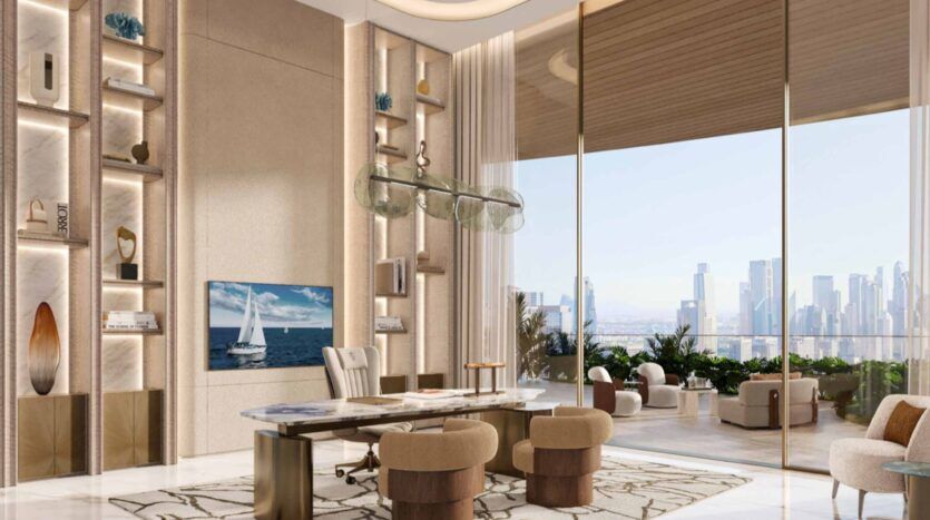 Un bureau moderne et luxueux dans les résidences Amali comprend un grand bureau, des chaises élégantes, des étagères encastrées, des fenêtres allant du sol au plafond avec vue sur la ville et un balcon avec de la verdure. Des objets décoratifs et des œuvres d'art agrémentent l'espace.