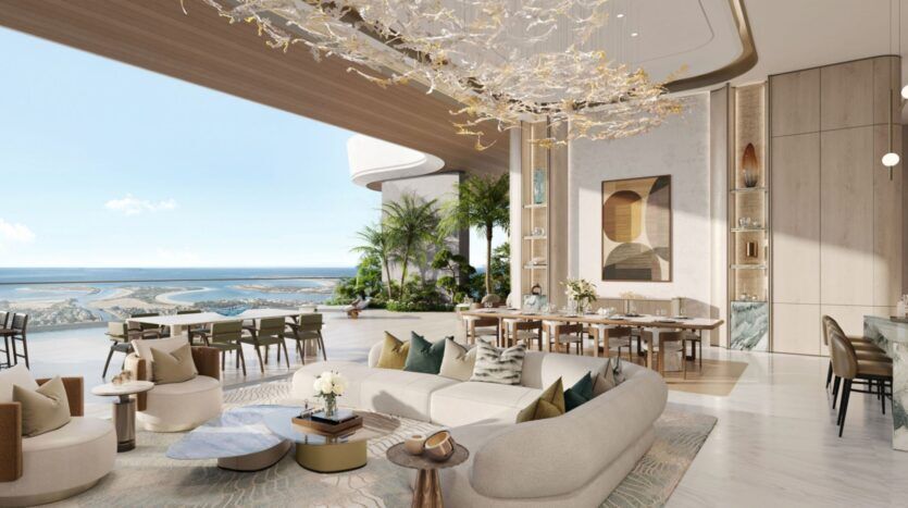 Luxueux salon et salle à manger à aire ouverte dans les résidences Amali, avec un décor moderne, un lustre élégant, des sièges en peluche, de grandes fenêtres, des plantes d'intérieur et une vue étendue sur l'océan en arrière-plan.