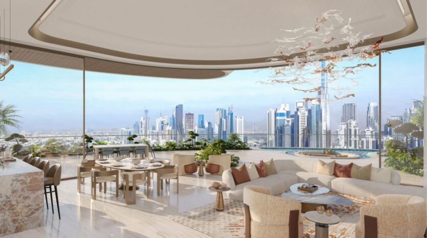 Luxueux salon et salle à manger modernes des résidences Amali, avec des fenêtres allant du sol au plafond et offrant une vue panoramique sur la ville, une terrasse luxuriante, des meubles élégants, des sols en marbre et un lustre sculptural.