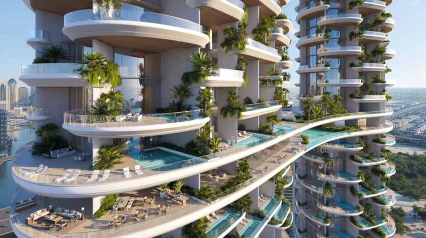 Amali Residences est un immeuble de grande hauteur luxueux avec des balcons incurvés, des piscines privées, des espaces de détente et une abondante verdure donnant sur un paysage urbain et des voies d'eau par temps ensoleillé.