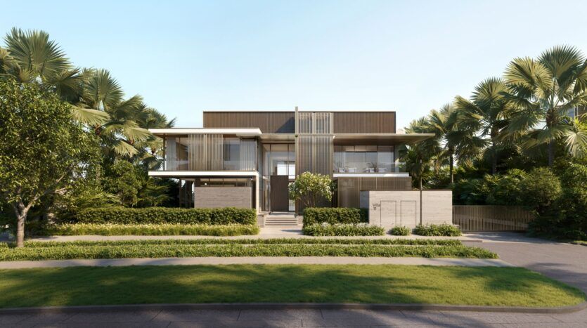 Une maison moderne de deux étages avec de grandes baies vitrées, des accents de bois et de béton, rappelant les résidences privées Four Seasons, entourée d'un aménagement paysager verdoyant et de palmiers, vue de l'autre côté de la rue par une journée ensoleillée.
