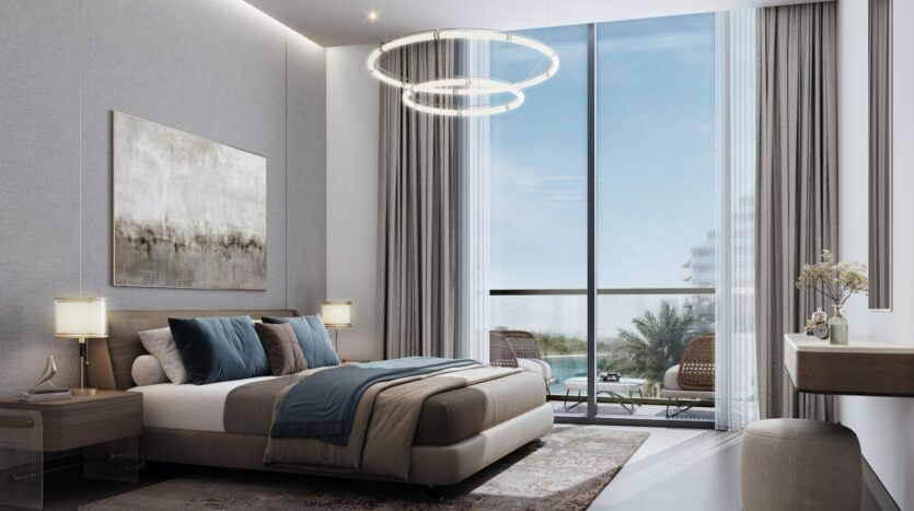Chambre moderne à River Cove Residences avec un grand lit, des tons neutres, des touches de bleu, des œuvres d'art murales abstraites, deux tables de chevet avec lampes, des fenêtres allant du sol au plafond, des rideaux diaphanes et un balcon donnant sur une verdure luxuriante.