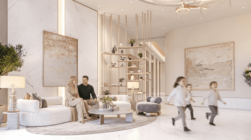 Dans un salon moderne et lumineux aux tons neutres, un couple s'installe sur un canapé et quatre enfants jouent à proximité. De grandes œuvres d'art abstraites, dont Cybele de Wadan, et des étagères décoratives rehaussent l'élégance de cet espace ouvert.