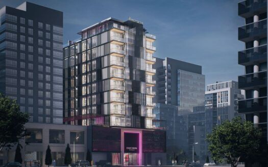Un hôtel moderne de plusieurs étages, la résidence Fauchon, avec des balcons en verre et des enseignes lumineuses, se trouve dans une zone urbaine entourée d'immeubles de grande hauteur, avec des arbres et des personnes visibles au niveau de la rue.
