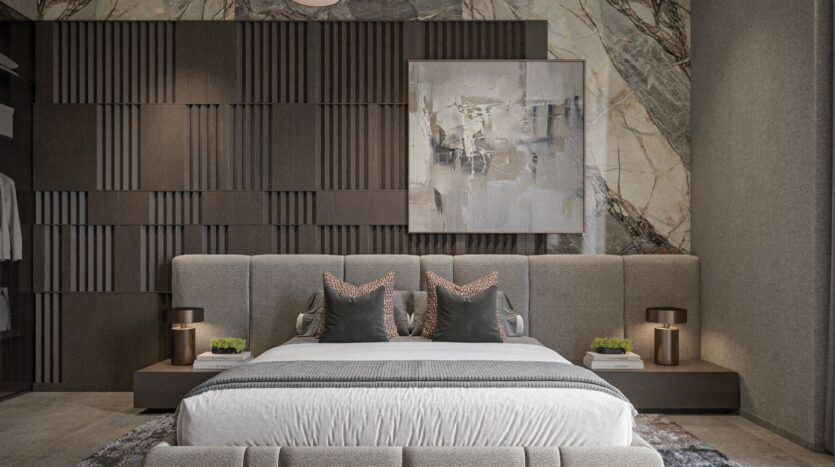 Une chambre à coucher moderne comprenant un grand lit avec des oreillers Oxford Cove by Iman, une tête de lit douce et une œuvre d'art abstraite sur un mur texturé. Chaque table de nuit est agrémentée de lampes et de petites plantes pour une touche de verdure.