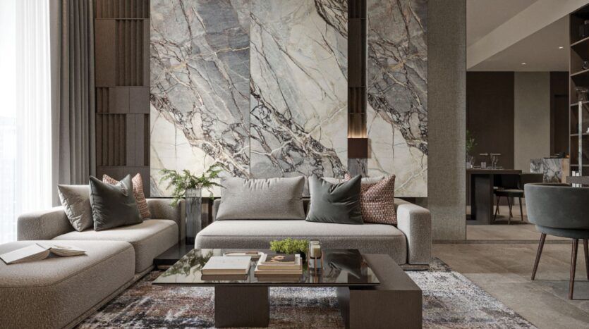 Salon moderne avec deux canapés beiges, une table basse en verre, des coussins et un grand mur en marbre. L'Oxford Cove by Iman design utilise un éclairage doux et de la verdure pour créer une atmosphère confortable et élégante avec un coin repas en vue.