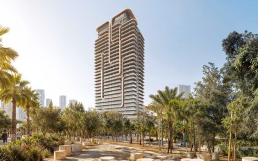 Une tour moderne, Rotana Residences, à l'architecture unique et sinueuse, se dresse derrière un parc rempli de palmiers et de bancs circulaires en pierre lors d'une journée ensoleillée.