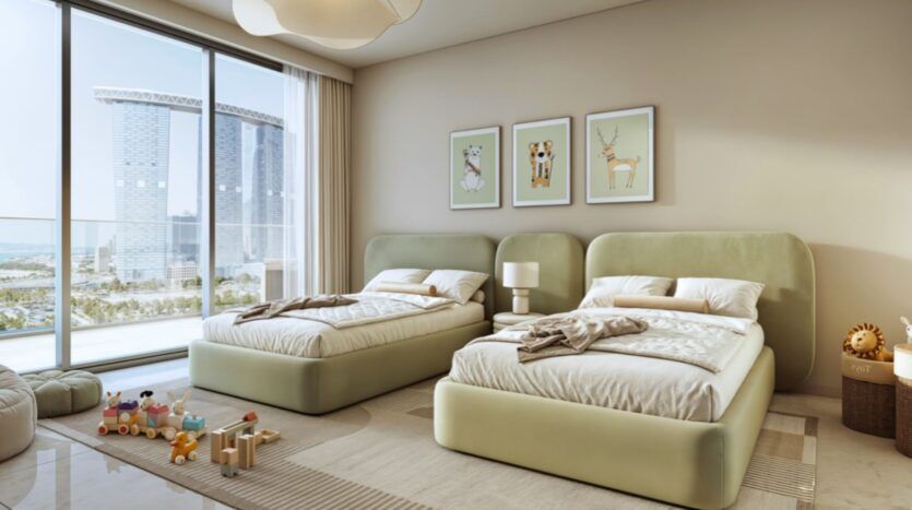 Une chambre d'enfant moderne avec deux lits verts, des jouets sur le sol, des dessins d'animaux au mur et de grandes fenêtres offrant une vue sur la ville avec les résidences Rotana au loin.