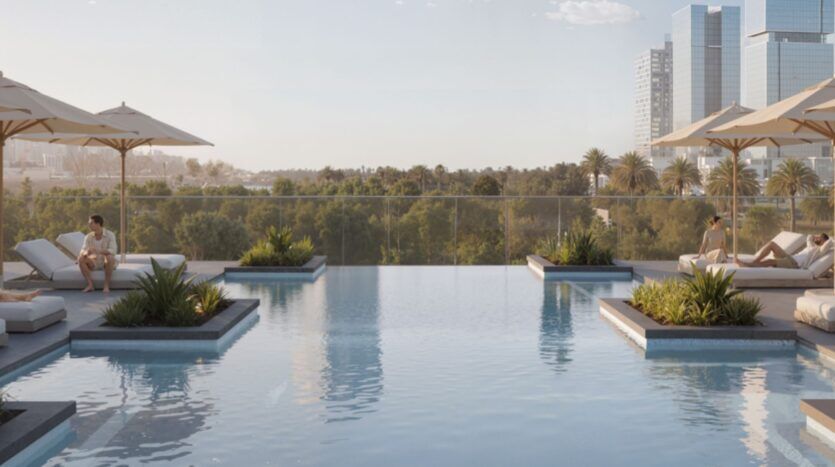 Une piscine à débordement avec des personnes se relaxant sur des chaises longues sous des parasols à Rotana Residences, entourée de verdure, avec de grands bâtiments modernes et des palmiers visibles à l'arrière-plan sous un ciel clair.