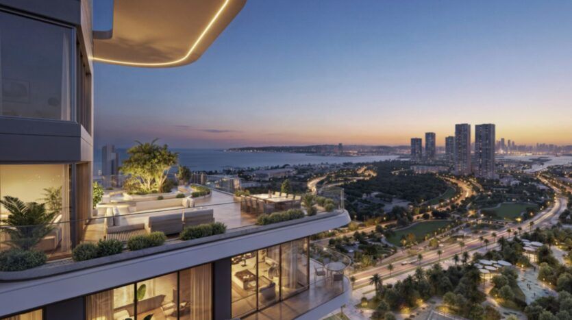 L'appartement de luxe moderne de Rotana Residences, doté d'une grande terrasse et de sièges extérieurs, donne sur la ligne d'horizon de la ville, le front de mer et un parc verdoyant au coucher du soleil. Les grands immeubles et les routes sinueuses s'étalent sous le ciel coloré du soir.