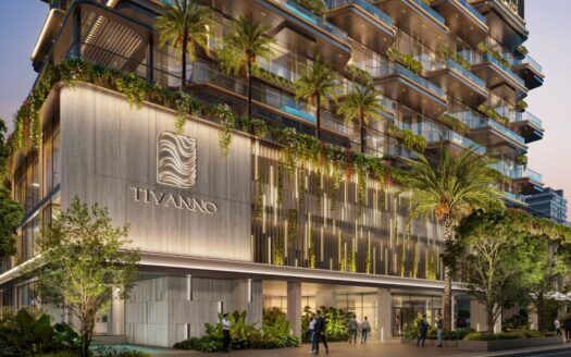Un bâtiment moderne de plusieurs étages nommé Tivanno par AYS présente une verdure luxuriante sur les balcons, des accents lumineux verticaux et des personnes marchant près de l'entrée dans une rue bordée d'arbres au crépuscule.