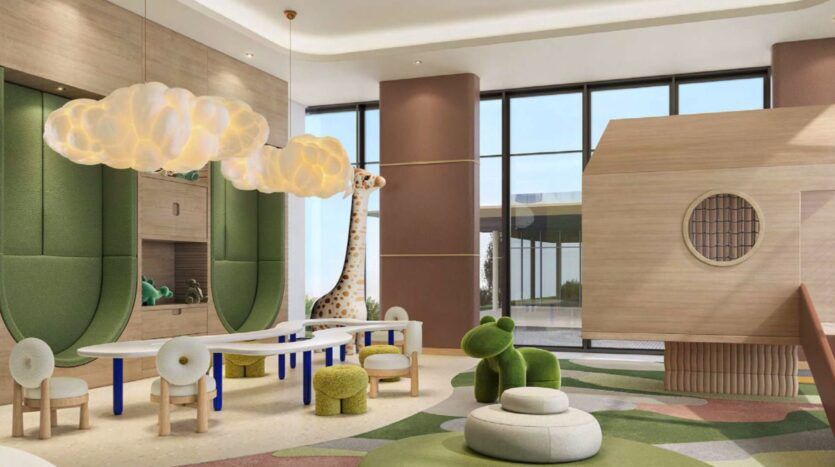 La salle de jeux pour enfants d'Arancia Yards by Beyond, lumineuse et moderne, est dotée de grandes fenêtres, de lampes en forme de nuage, de meubles en forme d'animaux, d'une grande girafe, de tons verts et beiges et d'une structure de jeu en bois sur la droite.