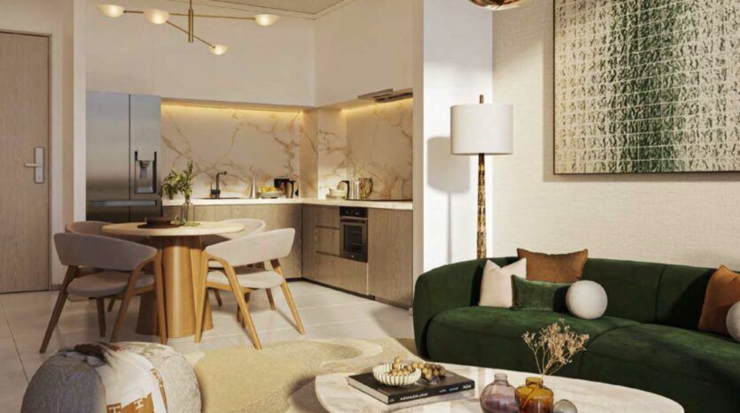 Cuisine et salon modernes à Arancia Yards by Beyond avec un dosseret en marbre beige, des armoires en bois clair, une table à manger ronde et des chaises, un canapé vert, un lampadaire, une table basse, un pouf et une grande œuvre d'art abstraite sur le mur.