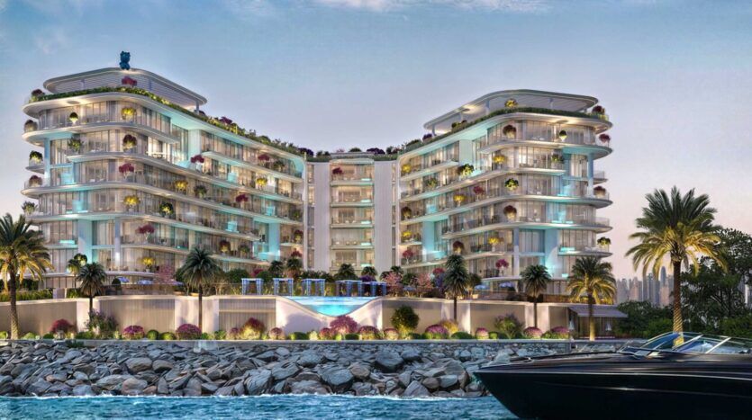 Un complexe moderne et luxueux d'appartements au bord de l'eau, la Villa del Garda, présente des bâtiments incurvés, des balcons en verre, une végétation luxuriante et des fleurs colorées, le tout encadré par un yacht au premier plan et des palmiers au coucher du soleil.