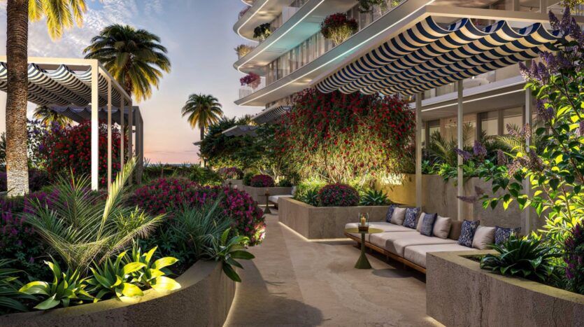 Le patio luxuriant de la Villa Del Garda est doté d'auvents modernes, de plantes tropicales et d'un long banc rembourré. La lumière du soleil filtre à travers les palmiers, créant une atmosphère relaxante et élégante avec une vue dégagée sur le ciel en arrière-plan.