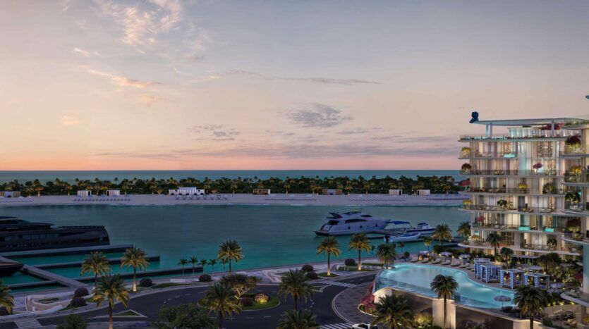 La Villa Del Garda, un hôtel de luxe situé au bord de l'eau avec des balcons, une piscine et des palmiers, donne sur un port de plaisance rempli de yachts et sur la mer calme au coucher du soleil. Une île avec des bâtiments bas est visible à l'arrière-plan.