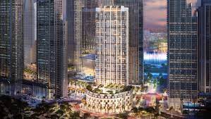 Un paysage urbain animé au crépuscule avec de grands gratte-ciel aux fenêtres éclairées, centrés autour d'un bâtiment circulaire distinctif et bien éclairé entouré des meilleurs quartiers de Dubaï.