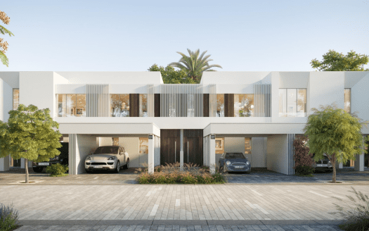 Una moderna casa blanca de dos plantas en Talía el Valle, con grandes ventanales y puertas acristaladas, rodeada de exuberante vegetación y palmeras, con dos coches aparcados en una cochera empotrada.